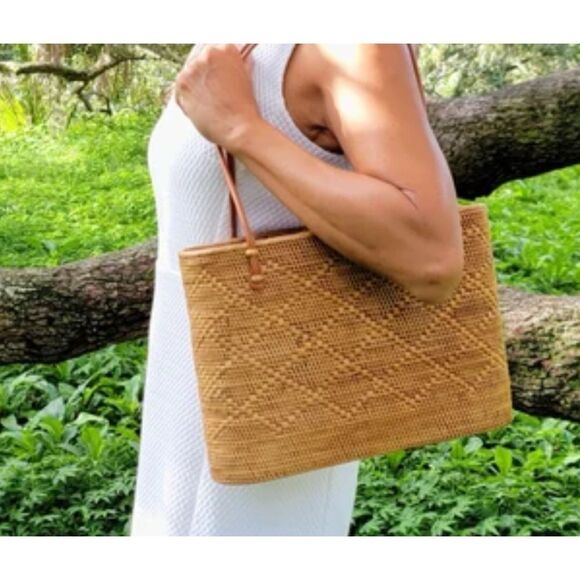 Vintage Peggy Fisher Woven Tote Bag

Size: 9H x 12W x 4D - Picture 1 of 7